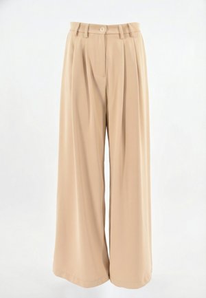 Pantaloni beige a vita alta e gamba larga con pieghe frontali, passanti per cintura, chiusura con bottone e cerniera, su sfondo bianco.