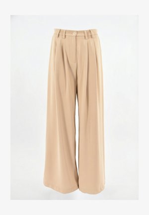 Pantaloni beige a vita alta e gamba larga con pieghe frontali, passanti per cintura, chiusura con bottone e cerniera, su sfondo bianco.