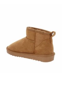Stivale alla caviglia in suede marrone con punta tonda e suola testurizzata. Presenta un colletto corto e morbido e un tirante sul retro per facilitare l'indossamento.