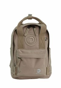 Beige Rucksack aus strapazierfähigem Stoff, mit einem runden Logo, einem oberen Griff, einem Hauptfach mit Reißverschluss und einer vorderen Tasche mit Reißverschluss.