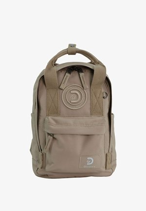 Beige Rucksack aus strapazierfähigem Stoff, mit einem runden Logo, einem oberen Griff, einem Hauptfach mit Reißverschluss und einer vorderen Tasche mit Reißverschluss.