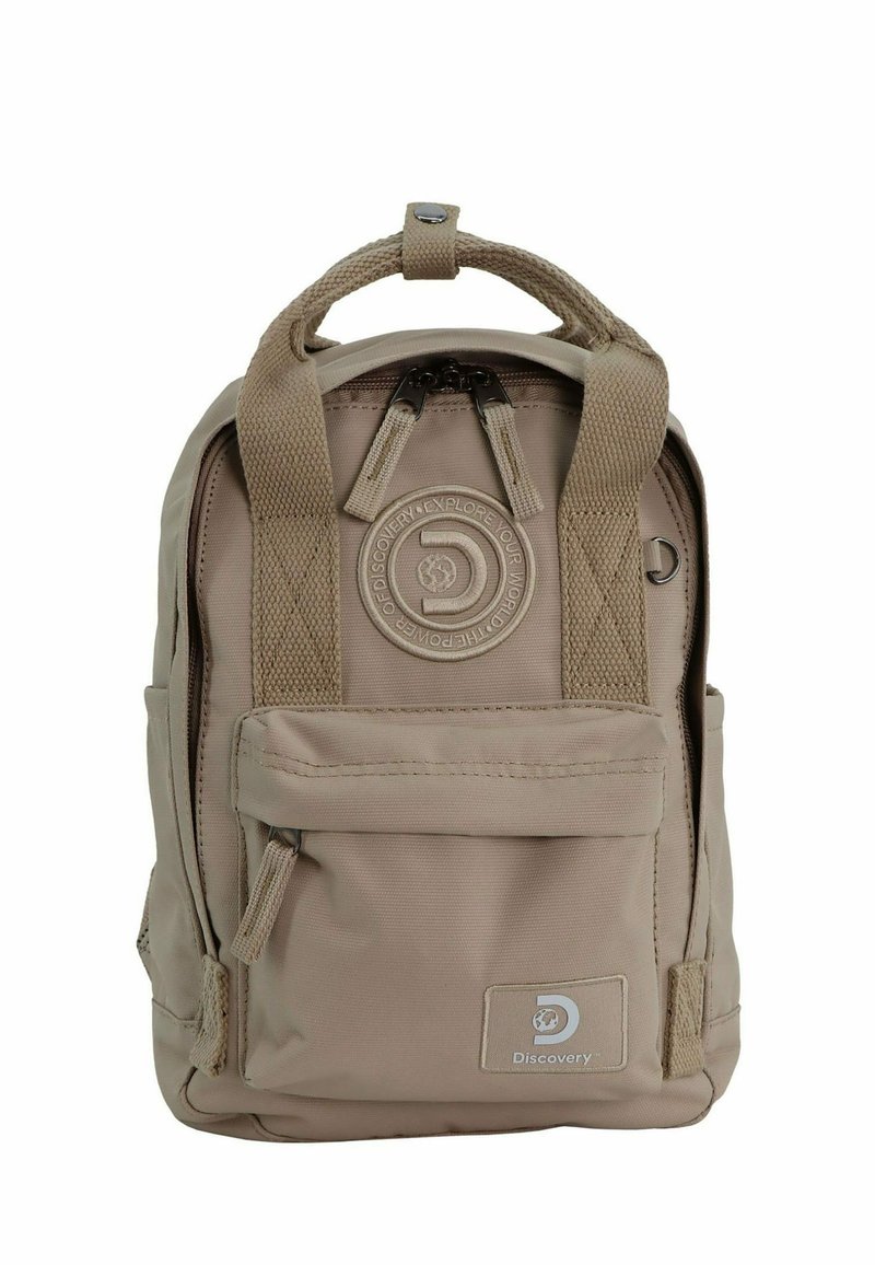 Beige Rucksack aus strapazierfähigem Stoff, mit einem runden Logo, einem oberen Griff, einem Hauptfach mit Reißverschluss und einer vorderen Tasche mit Reißverschluss.