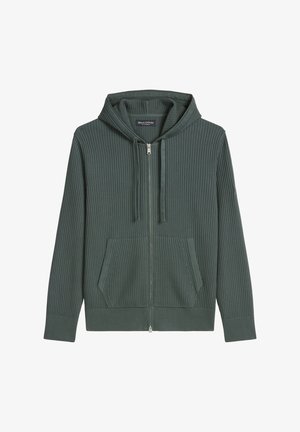 Donkergroene geribbelde gebreide hoodie met ritssluiting, kangoeroezakken en een capuchon met trekkoord, plat neergelegd op een witte achtergrond.