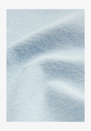 Lichtblau denimstof met een gladde textuur, fijne horizontale ribbels en subtiele variaties in schaduw.