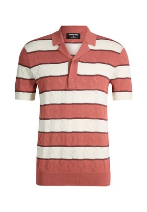 Polo à manches courtes avec rayures horizontales terracotta et blanches et motif en diamants texturé, col ouvert et patte de boutonnage avec un bouton.