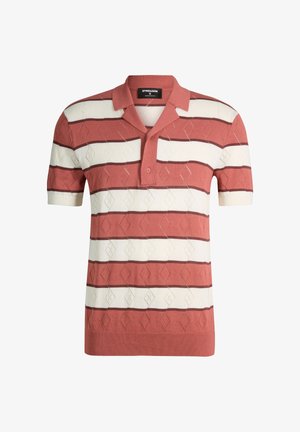 Koszulka polo z krótkim rękawem w poziome paski w kolorze terakoty i białym, z teksturowanym wzorem diamentowym, otwartym kołnierzykiem i listwą zapinaną na jeden guzik.
