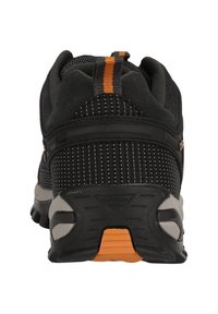 Sort sportsko med overdel i tekstil, mesh-detaljer og en orange accent. Har en polstret sål og struktureret gummisål.