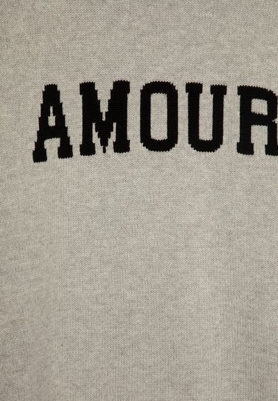 Grijze gebreide stof met vetgedrukte, zwarte, hoofdletters "AMOUR" in een contrasterend ontwerp. De textuur is glad en gelijkmatig.
