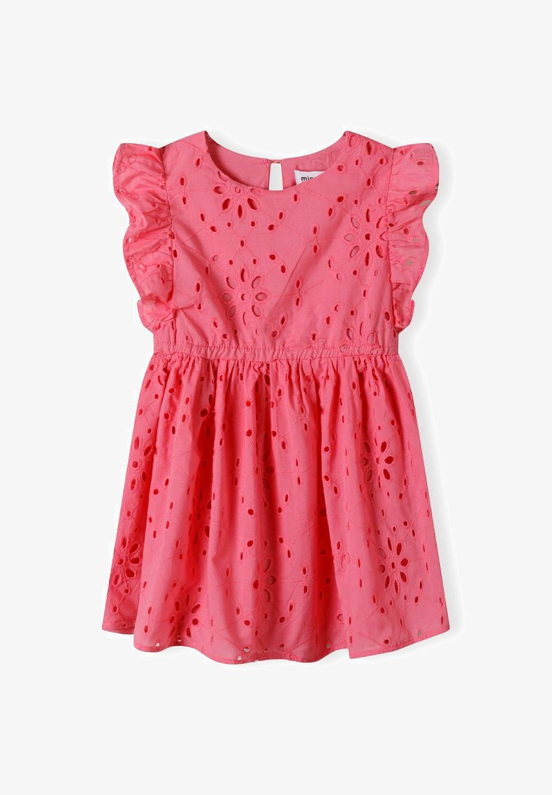 Roza pamučna haljina s uzorkom od čipke, kratkim volanima, nabrano strukom i izrezom na leđima. Široka suknja s izrezima u obliku cvijeta.