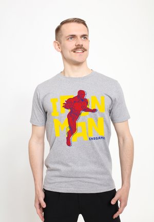 Szara bawełniana koszulka z krótkim rękawem z wyraźnym, kolorowym nadrukiem Iron Mana w intensywnych odcieniach czerwieni i niebieskiego oraz żółtym napisem "IRON MAN ENDGAME".