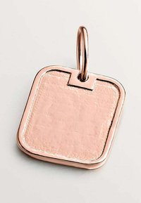 Etiqueta cuadrada de metal en tono rosa dorado cepillado, con una superficie lisa y esquinas redondeadas. Cuenta con un lazo para su sujeción en la parte superior.