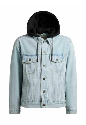 Svijetloplava traper jakna s kopčanjem na gumbe, dva džepa na prsima i pričvršćenim crnim kapuljačom s vrpcama za vezanje.