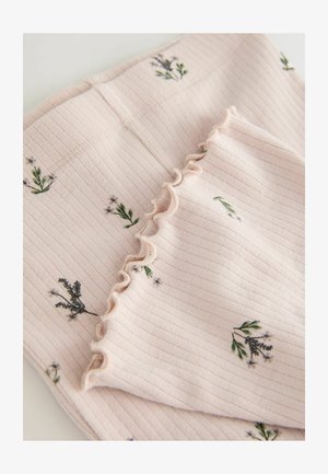 Ribattu, vaaleanpunainen kangas, jossa on kukkakirjonta ja röyhelöreuna. Teksturoitu malli, jossa on hajanaisia kasvimotiiveja vihreissä ja violeteissa väreissä.