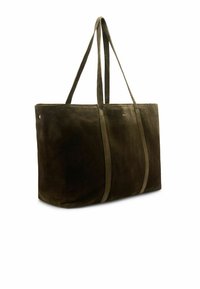 Olijfgroene suède tote bag met twee lange handvatten, rechthoekige vorm, zachte textuur en subtiele branding aan één zijde.