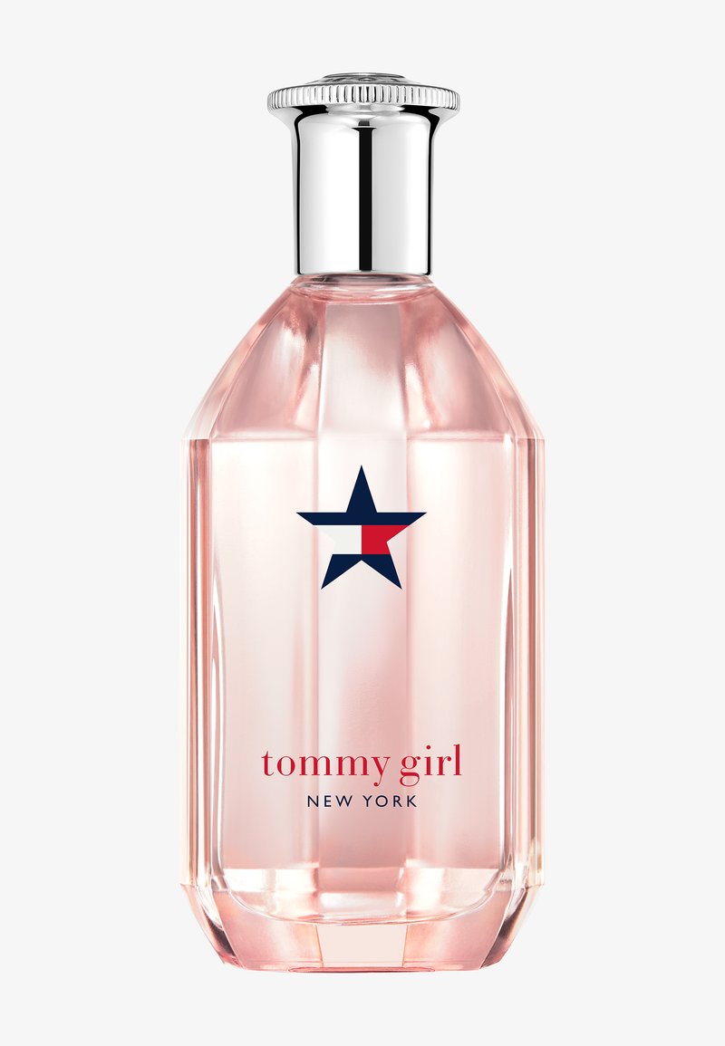 Różowa szklana buteleczka perfum z srebrną zakrętką. Posiada logo w czerwonej i niebieskiej gwiazdce. Tekst "tommy girl" oraz "NEW YORK" napisany jest na czerwono.