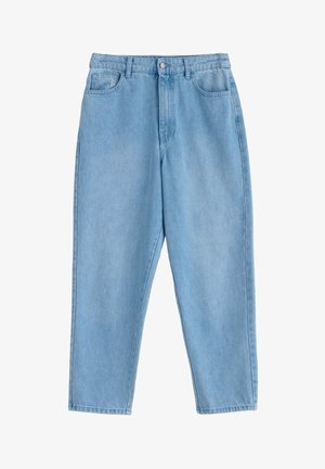 Pantalons en denim bleu clair avec une taille haute, coupe droite et texture lisse. Comprend cinq poches et une fermeture à bouton.