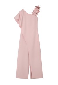 Combinaison d'un rose pâle à une épaule, jambes larges, avec une bretelle à volants floraux sur l'épaule gauche.