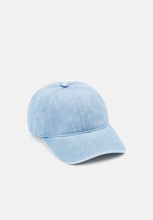 Lichtblauwe denim baseballpet met gebogen klep en doorgestikte paneeldetails op een witte achtergrond.