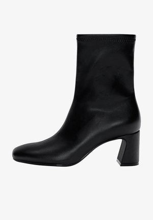 Stivaletto alla caviglia in pelle nera con punta arrotondata e tacco a blocco, finitura liscia e bordo superiore cucito.