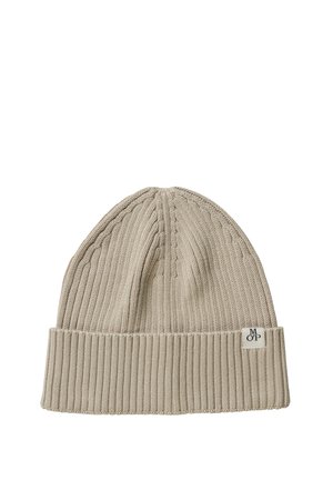 Beige gestrickte Wintermütze mit umgeschlagenem geripptem Rand und kleinem Stoffetikett am Rand.