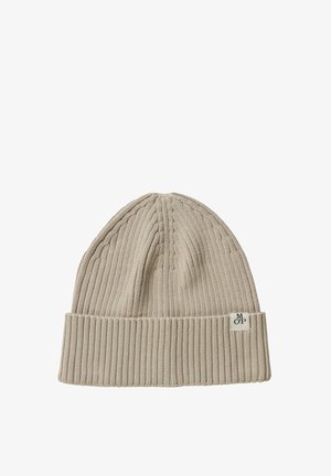Beige gestrickte Wintermütze mit umgeschlagenem geripptem Rand und kleinem Stoffetikett am Rand.