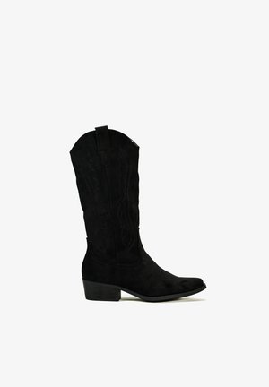 Bottes de cowboy en daim noir avec coutures décoratives, bout pointu et petit talon bloc. Dotées d'une languette en haut pour un enfilage facile.