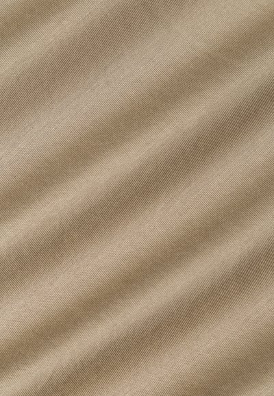 Beżowy materiał o gładkiej fakturze i subtelnym, skośnym wzorze prążków, prezentujący miękki, lekki materiał.