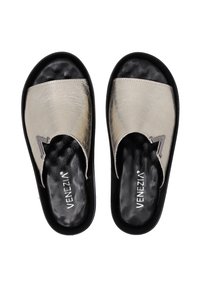 Instap sandalen met een glanzend metallic zilveren bovenwerk, een zwarte textuur inlegzool en een decoratieve accent op de band.