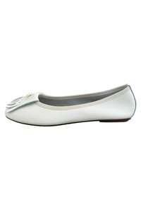 Bailarina de cuero blanco con acabado texturizado, punta redondeada y un diseño decorativo de flecos en la parte delantera. Forro interior gris.