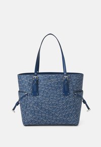 Sac fourre-tout bleu avec motif monogramme MK. Fabriqué en matériau texturé, il dispose de deux poignées supérieures, d'accents argentés et de détails à cordon sur les côtés.