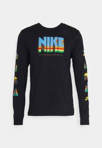 Långärmad svart t-shirt med en flerfärgad "NIKE"-grafik och olika grafiska mönster på ärmarna, tillverkad av mjukt bomullstyg.