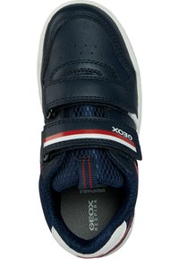 Chaussure en cuir marine avec des bandes velcro, semelle en caoutchouc blanc, doublure en maille, rayures rouges et blanches, et tige perforée pour la respirabilité.