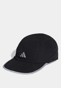 Gorra negra de Adidas con visera curvada, que presenta un logo plateado, fabricada con un material ligero y con lados ventilados para mayor transpirabilidad.