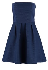 Robe sans bretelles bleu marine en tissu texturé, présentant un corsage ajusté et une jupe évasée plissée. Fini avec une fermeture éclair dissimulée au dos.
