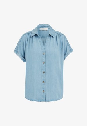 Chemise en denim bleu clair à manches courtes avec manches retroussées, boutonnée sur le devant, et col classique.
