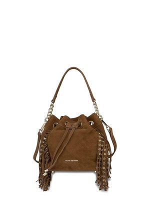 Bolso tipo bucket de ante marrón con cierre de cordón, correa de cadena dorada, laterales con flecos adornados con tachuelas doradas y texto "Alma en Pena".