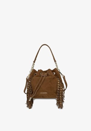 Bruine suède bucket bag met trekkoordsluiting, gouden kettingband, franjes aan de zijkanten versierd met gouden studs en de tekst "Alma en Pena".