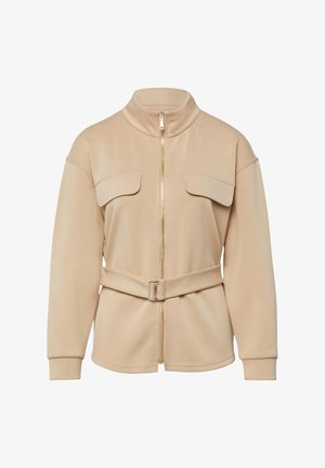 Beige Langarmjacke mit Frontreißverschluss, zwei Brusttaschen mit Klappen, Stehkragen und passendem Gürtel mit rechteckiger Schnalle.