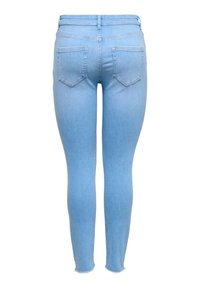 Svijetlo plave uske traperice napravljene od trapera, s pojasom srednjeg rasta, dva džepa na stražnjoj strani i neobrađenim rubom na gležnjevima.