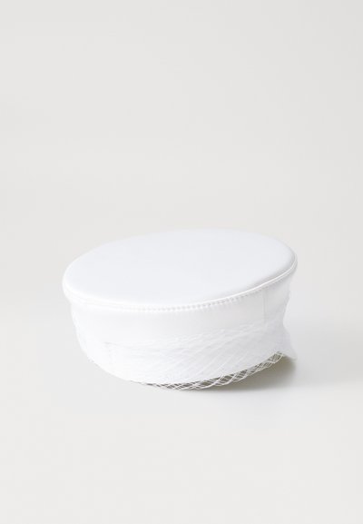 Hvit, rund hatt med glatt stoffoverflate, tynn sømdetaljering og et delikat hvitt nett rundt bunnen.