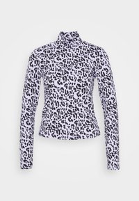 Długi rękaw, golf w kolorze lawendy z czarnym nadrukiem w panterkę. Wykonany z elastycznego materiału, ma dopasowany krój i prosty dół.