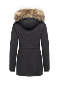 Melnas parka jaka ar noņemamu mākslīgā pūka kapuci, ar pieguļošu dizainu, garām piedurknēm un ribotām aprocēm. Gluda auduma tekstūra.