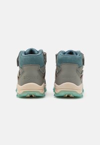 Chaussures de randonnée grises et teal au design montante, avec un revêtement texturé, une sangle à crochets et une semelle extérieure multicolore.