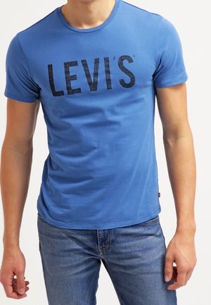 Niebieska bawełniana koszulka z okrągłym dekoltem i krótki rękawami, z wyraźnym czarnym logo "LEVI'S" z przodu.