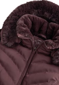 Tamnoljubičasta podstavljena jakna s kapuljačom obloženom mekanim krznom i prednjim patentnim zatvaračem, s vidljivom oznakom veličine unutar ovratnika.