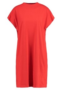 Robe rouge en coton à manches courtes, avec un col montant, une coupe décontractée et un ourlet droit. Texture lisse sans motifs ni éléments visibles.
