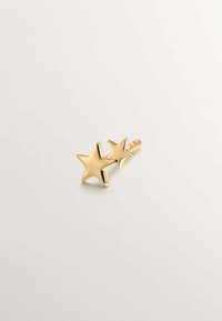 Pendiente en forma de estrella dorada con dos estrellas de diferentes tamaños, acabado suave y superficie pulida sobre un fondo neutro.