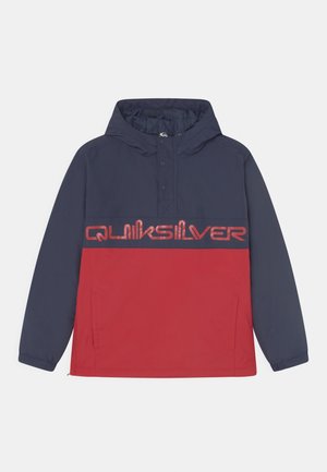 Sudadera con capucha y mangas largas, mitad superior en azul marino y mitad inferior en rojo, con tapeta de botones frontal y logotipo "Quiksilver" en el pecho.