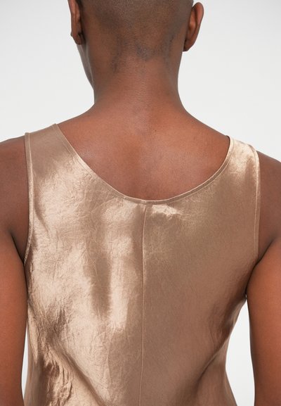 Σατέν μπουστάκι χωρίς μανίκια σε απαλή καφέ απόχρωση, με λεία υφή, φαρδύ μπούστο και διακριτές ραφές στην πλάτη.