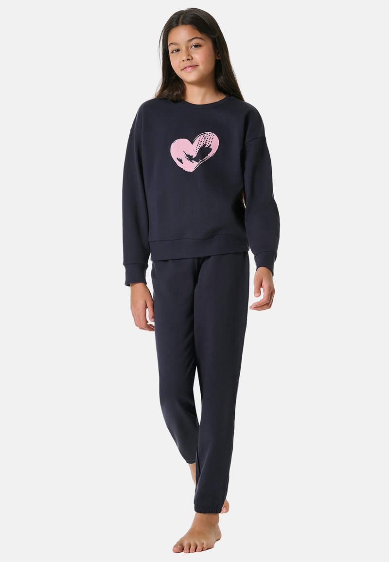 Mörk marinblå sweatshirt och byxset, med en rosa hjärtgrafik på framsidan. Blandning av bomull, avslappnad passform, lång ärm och elastiska ärmslut.